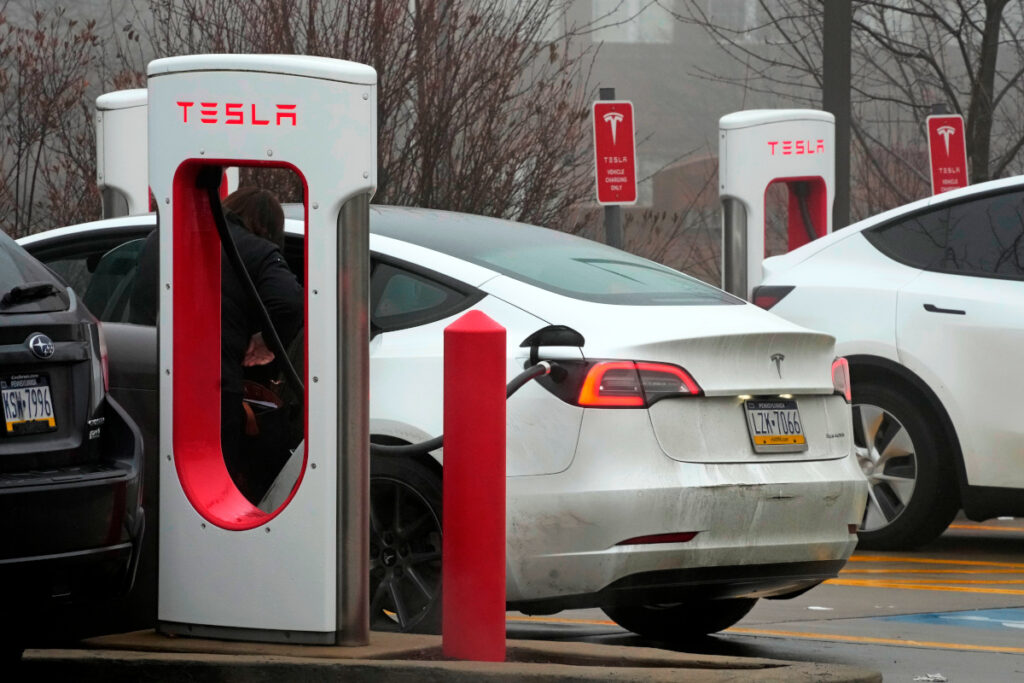 Tesla: Ανακαλεί 363.000 αυτοκίνητα – Το λογισμικό παίρνει επικίνδυνες πρωτοβουλίες