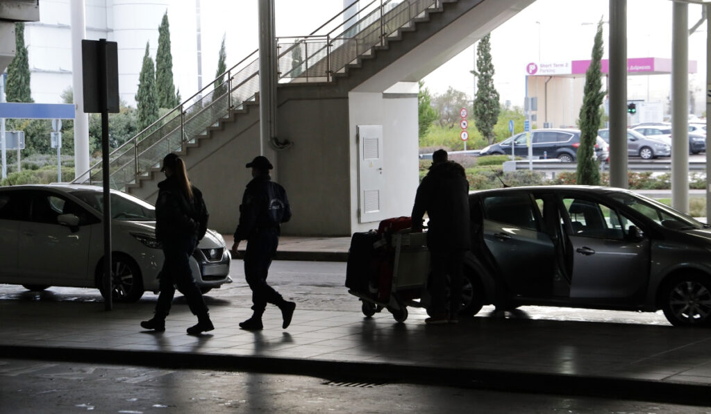 Μπήκαν μπάρες στο αεροδρόμιο «Ελ. Βενιζέλος»: Η τιμή για κάθε λεπτό παραμονής