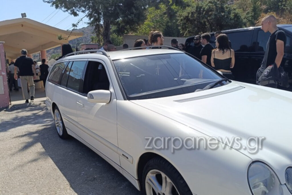 Βαρύ το πένθος στα Χανιά – Κηδεύτηκαν τα τρία αγόρια που έχασαν τη ζωή τους στο τροχαίο στον ΒΟΑΚ