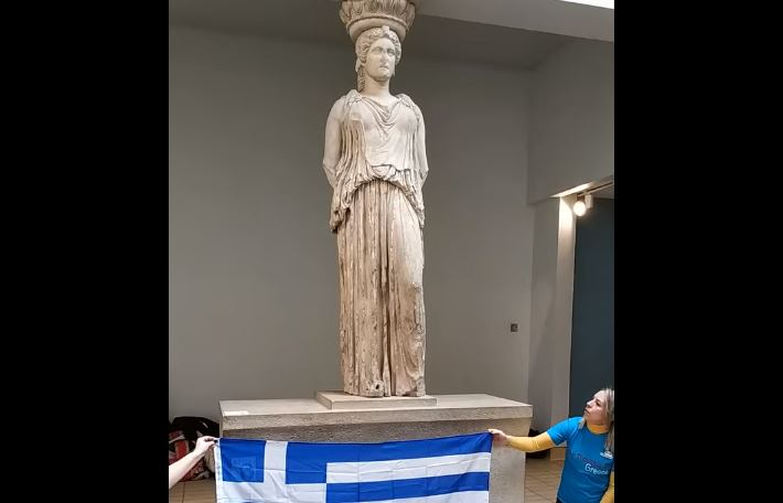 Βρετανικό Μουσείο: Μαθητές τραγούδησαν το «Τζιβαέρι» μπροστά στην Καρυάτιδα