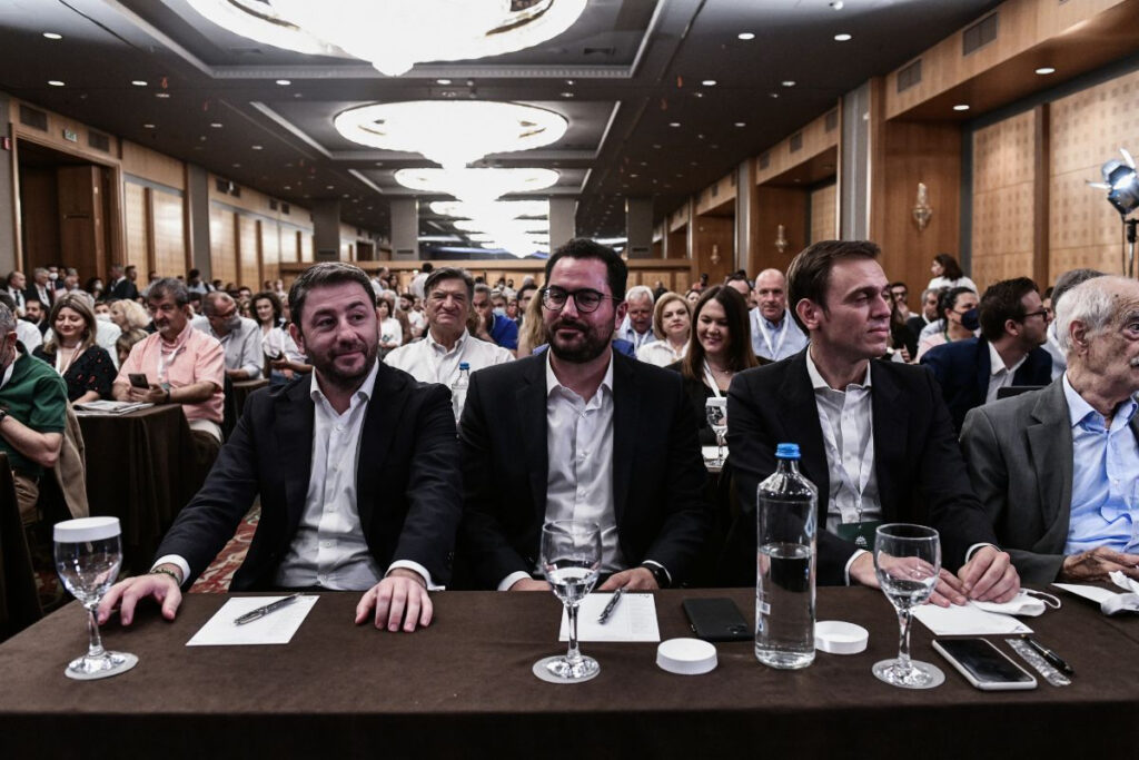 Νέο Πολιτικό Συμβούλιο του ΠΑΣΟΚ: Οι «πάνω», οι «κάτω», τα «κοντύματα» και τα «κρυφά» μηνύματα