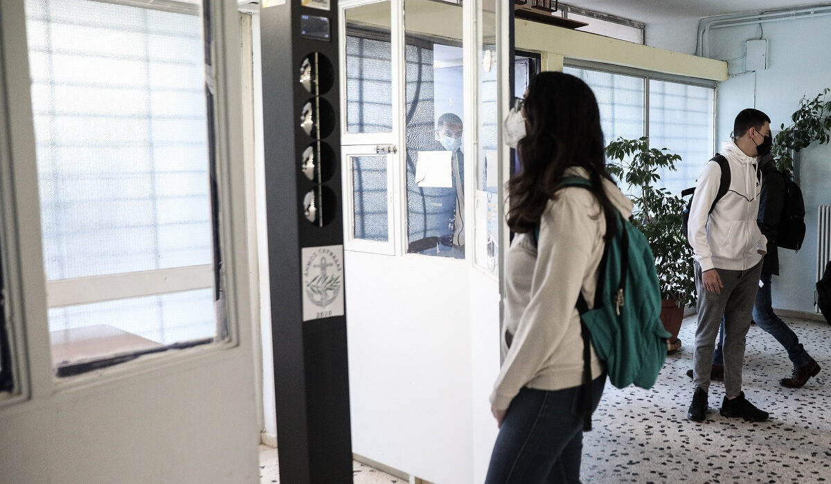 35 μαθητές κινδυνεύουν να χάσουν τη χρονιά στη Λάρισα – Οι αρνητές γονείς τους δεν τα στέλουν στο σχολείο
