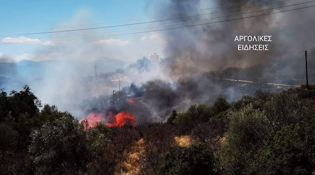 Καίει κοντά σε σπίτια η φωτιά στην Αργολίδα – Εκκενώθηκε ξενοδοχείο