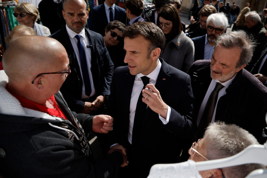 «Λέτε πολλές βλακείες» – Λογομαχία Μακρόν με πολίτες σε λαϊκή αγορά (βίντεο)
