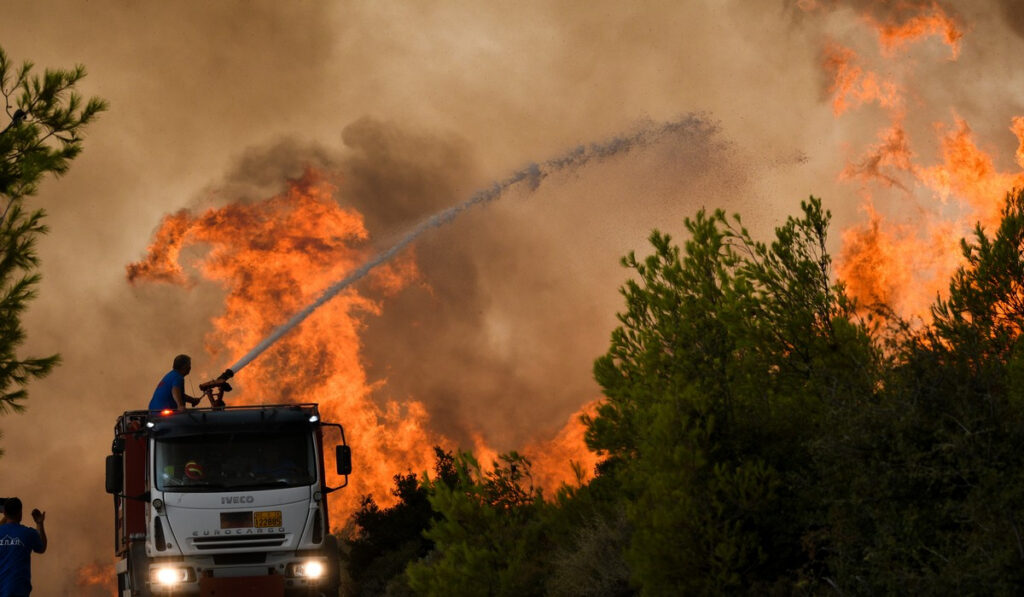 Φωτιά από κεραυνό στην Κορινθία, σε πευκοδάσος στον Ασπρόκαμπο Περαχώρας
