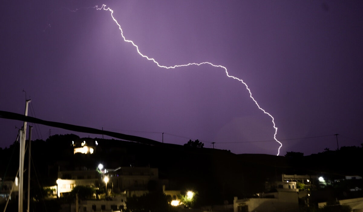 Έπεσαν σχεδόν 54.000 κεραυνοί το Σάββατο – Οι περιοχές που «πνίγηκαν» από νερό