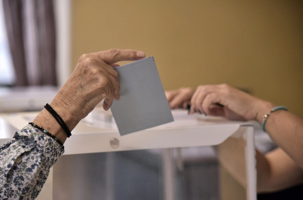 Δημοσκόπηση Οpinion Poll: Στο 27,7% η ΝΔ – Ακολουθούν στο 10,8% ο ΣΥΡΙΖΑ και στο 10% το ΠΑΣΟΚ