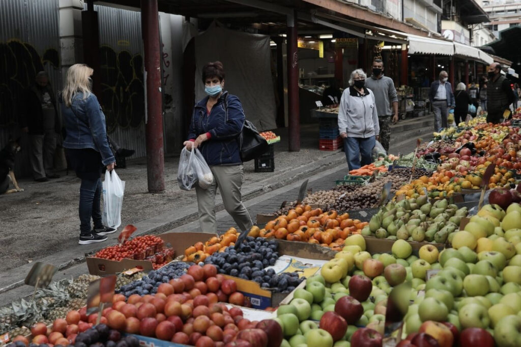 Η ακρίβεια χτυπά «κόκκινο»: Σπάει ρεκόρ η βενζίνη – «Εκτόξευση» τιμών σε φρούτα και λαχανικά
