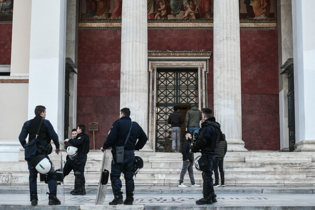 Η στιγμή που εκκενώνεται η κατάληψη στην πρυτανεία του ΕΚΠΑ – Βίντεο και φωτογραφίες