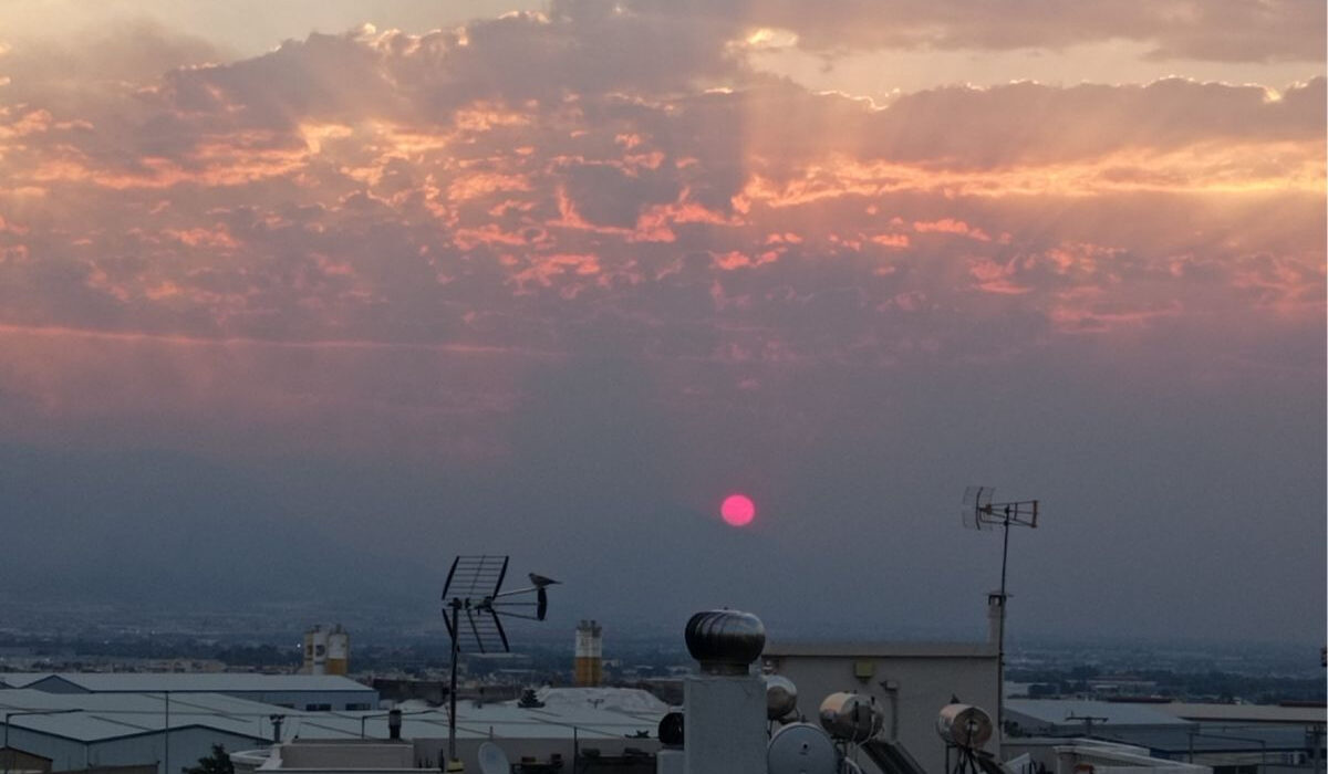 Μαύρισε ο ουρανός της Αττικής από τη φωτιά – Μυρίζει καμένο στην Αθήνα (εικόνες)
