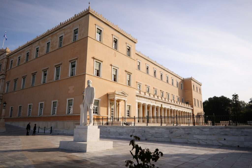 Βουλή: Η «γαλάζια» ανταρσία έφερε την διαγραφή του υιού Δημοσχάκη