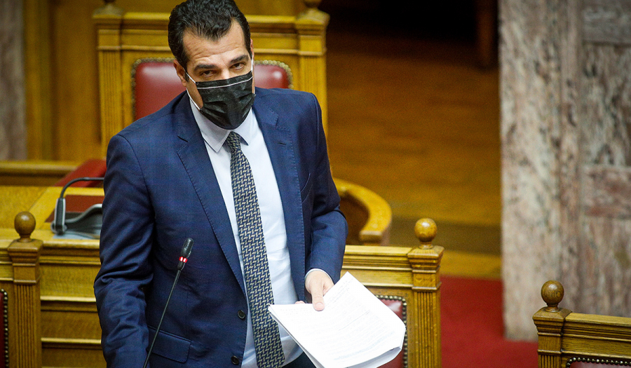 Γιατί ο Θάνος Πλεύρης δεν ενημερώνει τα κόμματα για την πανδημία;
