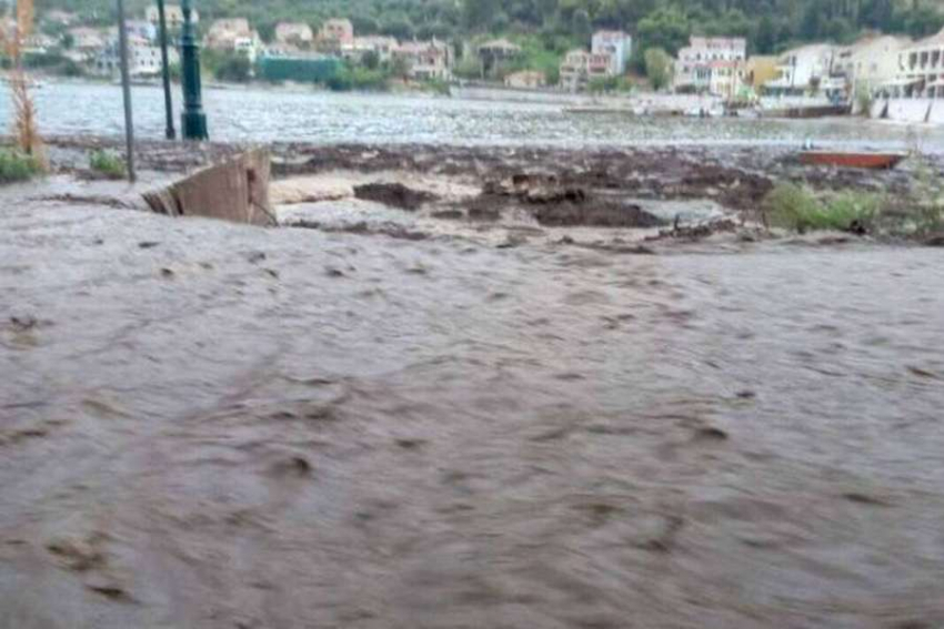 Κεφαλονιά: «Πνίγηκε» στο νερό και τη λάσπη το χωριό Αγία Ευφημία (Βίντεο)
