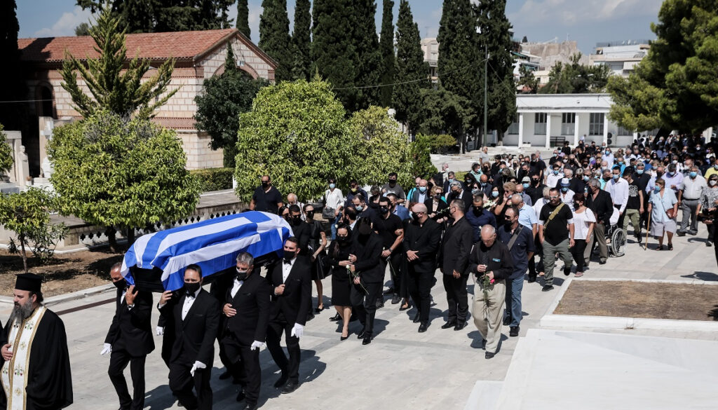 Το τελευταίο «αντίο» στον Άκη Τσοχατζόπουλο – «Λύγισε» η Βίκυ Σταμάτη