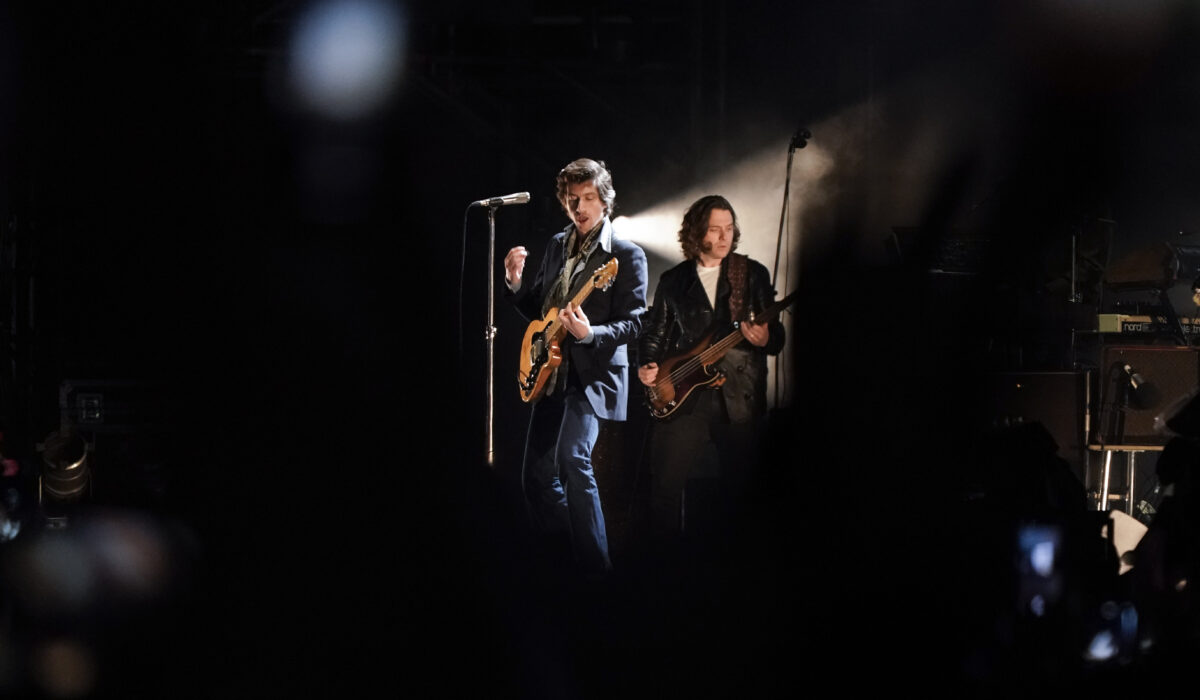 Arctic Monkeys: Ιστορικό sold out στα εισιτήρια – Η νέα ημερομηνία