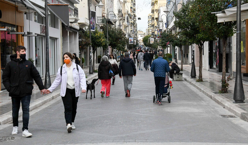 Πάτρα: Γέννησε το μωρό της σε πεζόδρομο