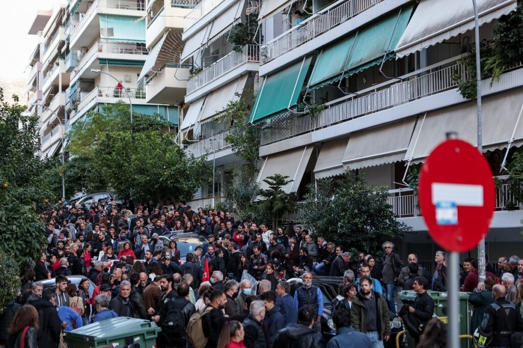 Ιωάννα Κολοβού: Κύμα συμπαράστασης έξω από το σπίτι της – Μεγάλη συγκέντρωση (Φωτογραφίες – Βίντεο)