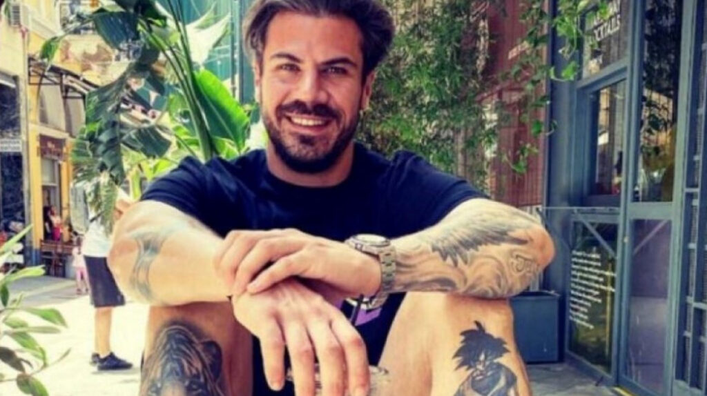 Άκης Πετρετζίκης: Έφτιαξε φανουρόπιτα και την πήγε στην εκκλησία μαζί με τον γιο του
