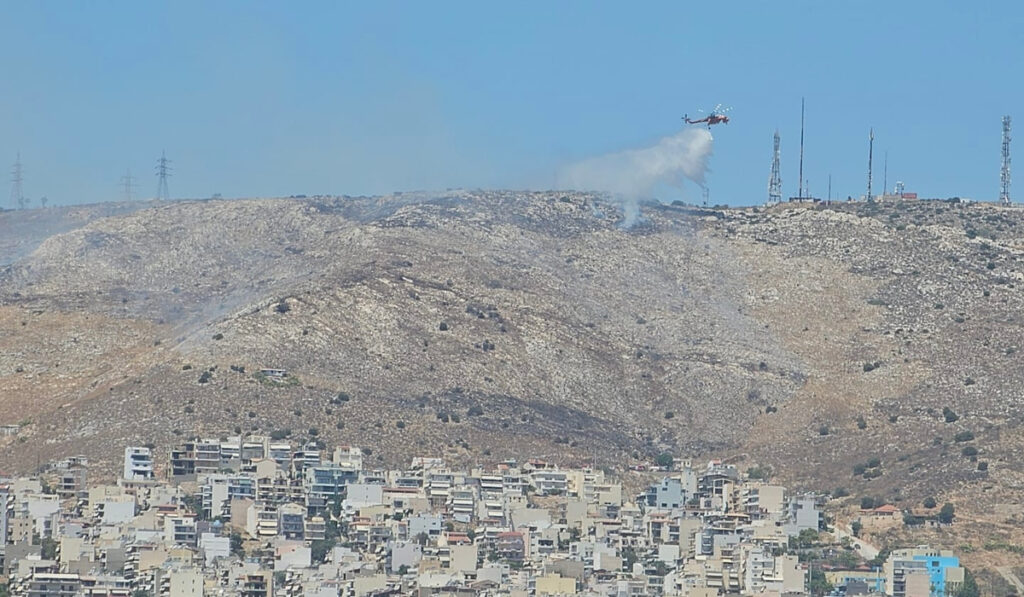 Φωτιά τώρα στο Σχιστό – Σηκώθηκαν 3 ελικόπτερα