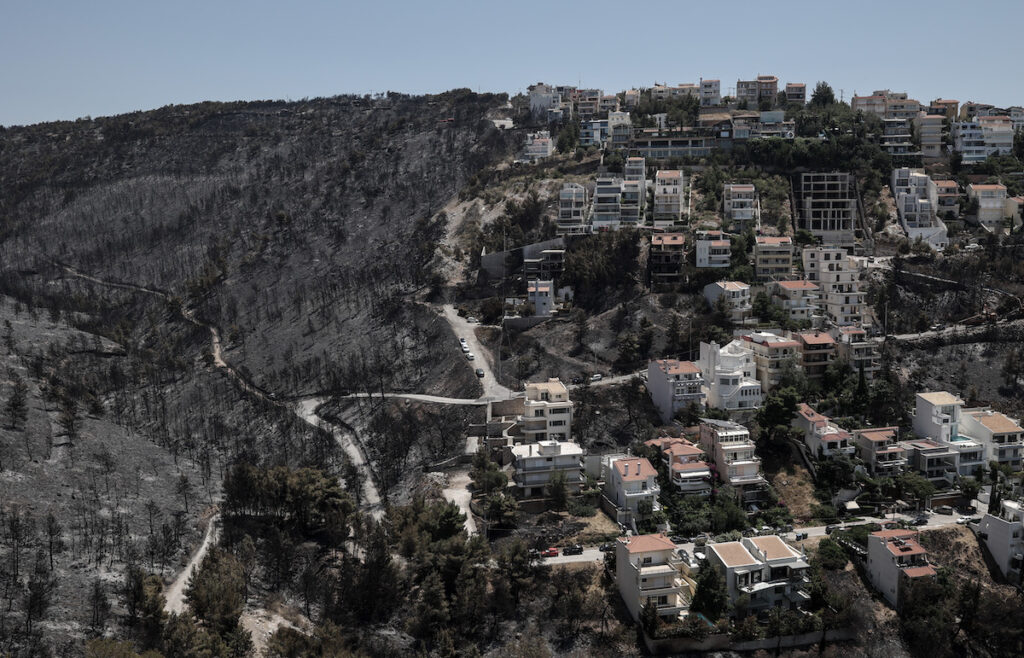 Φωτιά στη Βούλα: Η επόμενη ημέρα με στάχτες και αποκαΐδια – Φωτογραφίες