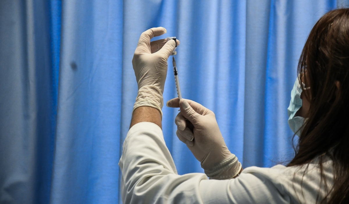 Για πόσο θα μας προστατεύουν τα εμβόλια του κορονοϊού; Τι απαντά ο Ηλίας Μόσιαλος