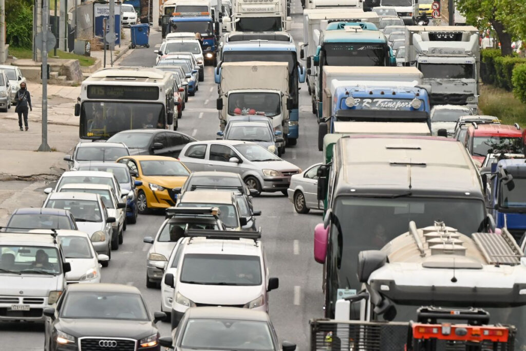 Aπίστευτη κίνηση στον Κηφισό: Μποτιλιάρισμα 12 χλμ. στην κάθοδο