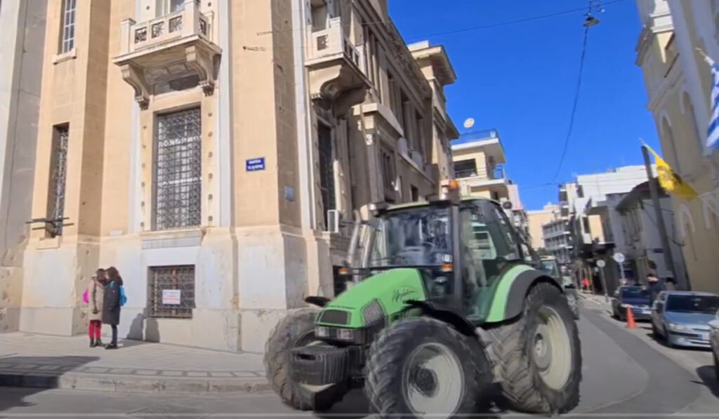 Λαμία: Γέμισε τρακτέρ το κέντρο της πόλης – Στα κάγκελα οι αγρότες