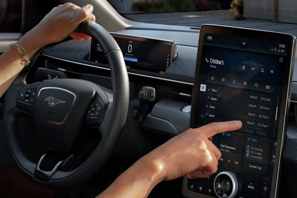 Η Ford παραδέχθηκε ότι έχασε τη μάχη από την Apple και τη Google