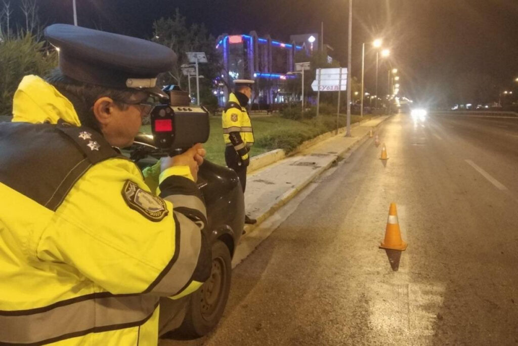 Έσπασε τα κοντέρ με 290 χλμ σε δρόμο της Αττικής – Τρομακτικό βίντεο