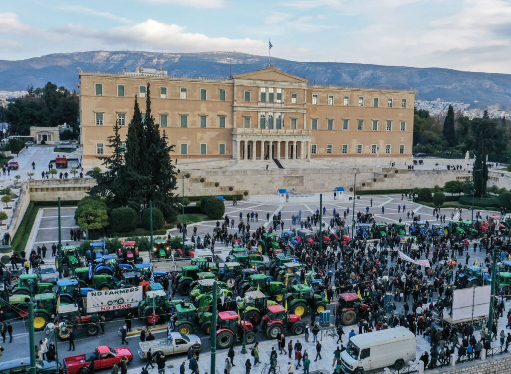 «Μπλόκο» αγροτών στο Σύνταγμα – Μαζικό συλλαλητήριο με τρακτέρ στην Αθήνα (Εικόνες, Βίντεο)