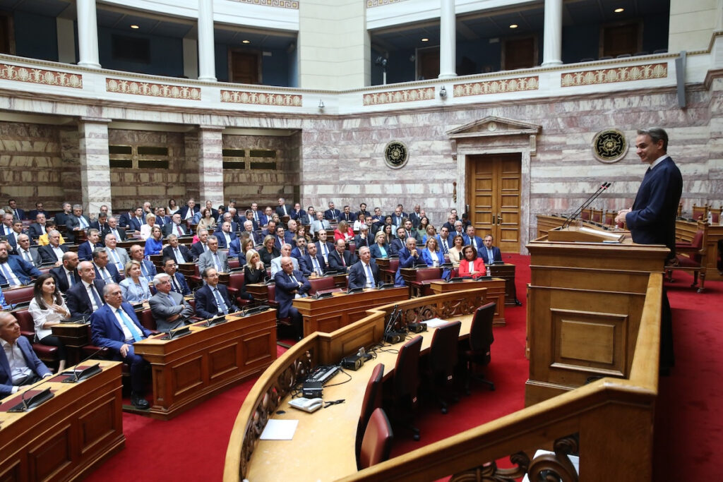 Χαμένες… παρτίδες: Η αλαζονεία πλήγωσε την κυβέρνηση για την επιστολική ψήφο και τον γάμο ομόφυλων