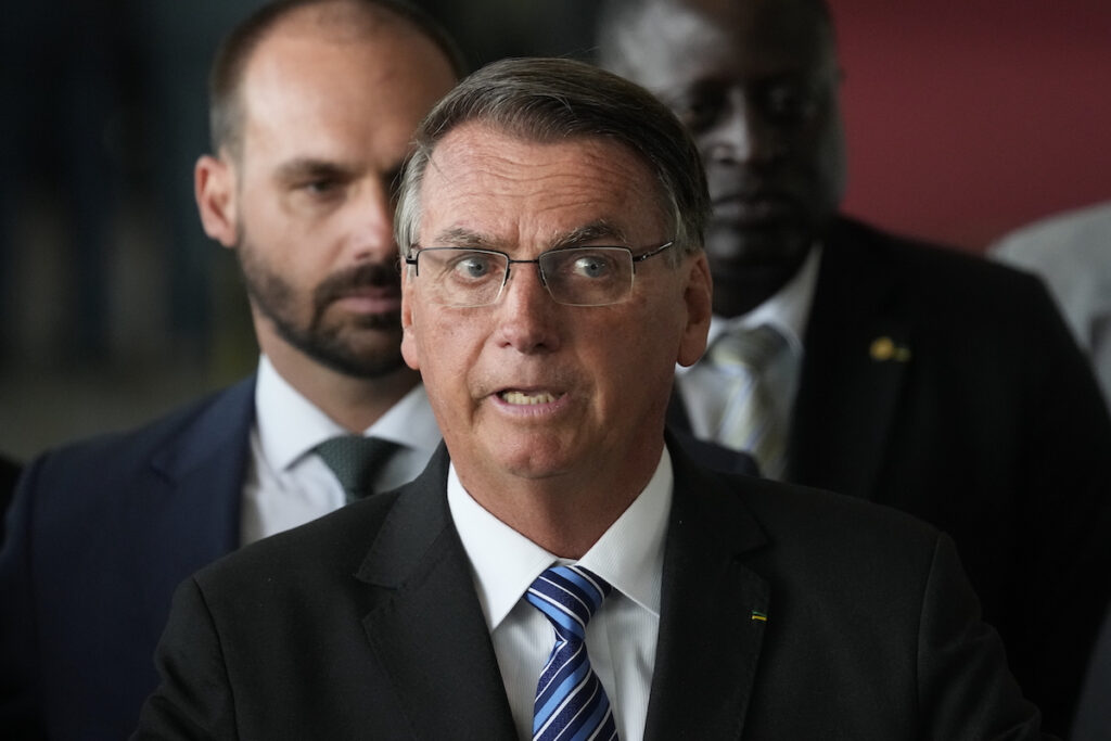 Ο Μπολσονάρου τίναξε την… κάρτα στον αέρα: 20.000 για ένα δείπνο, 200.000 για διακοπές