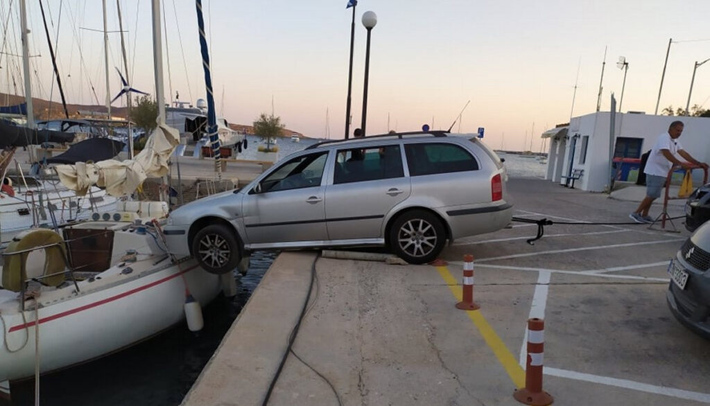 Αυτοκίνητο τράκαρε με ιστιοπλοϊκό στη Σύρο