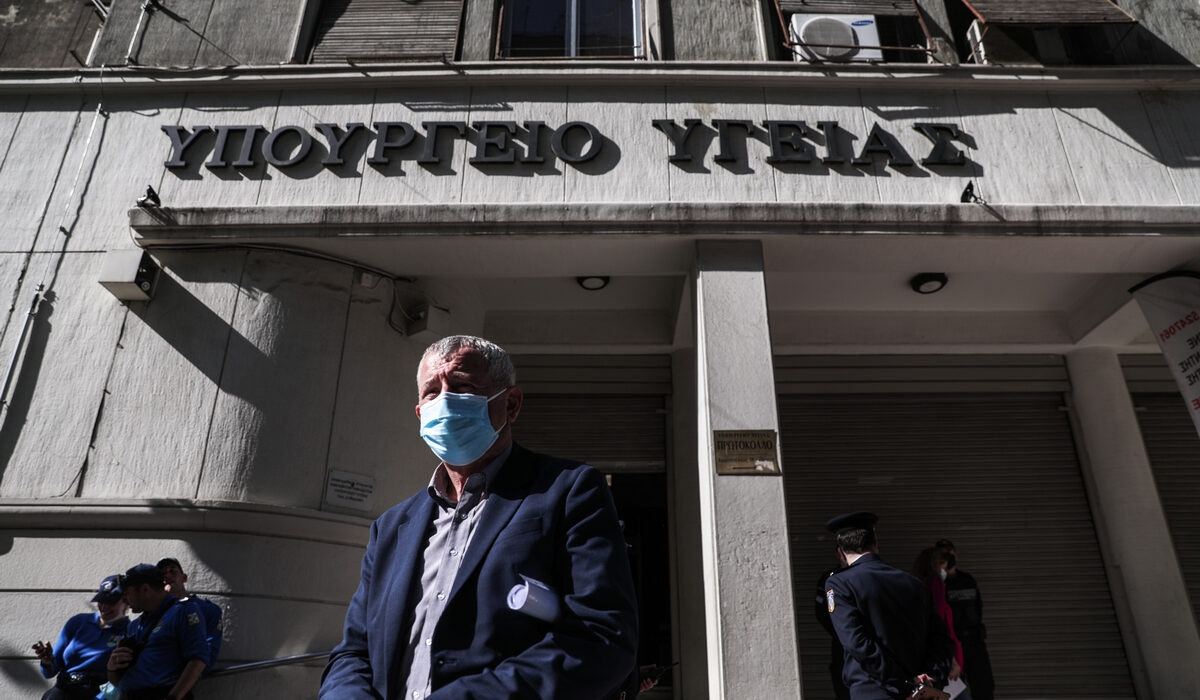 Γιαννάκος κατά Εξαδάκτυλου: «Απάνθρωπες» οι δηλώσεις για τα νοσήλια των ανεμβολίαστων