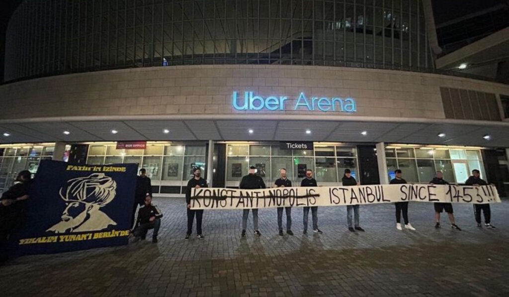 Final Four: Νέα πρόκληση των οπαδών της Φενέρμπαχτσε – Πανό για Άλωση της Πόλης και Μωάμεθ Β’
