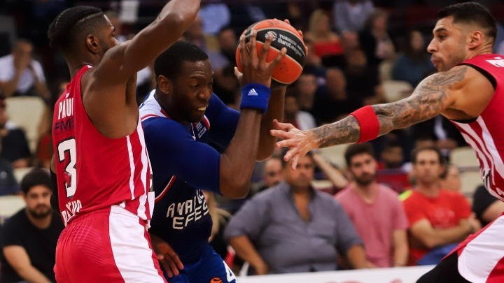 Euroleague: Δεν τα κατάφερε ο Ολυμπιακός με την Εφές στο ΣΕΦ