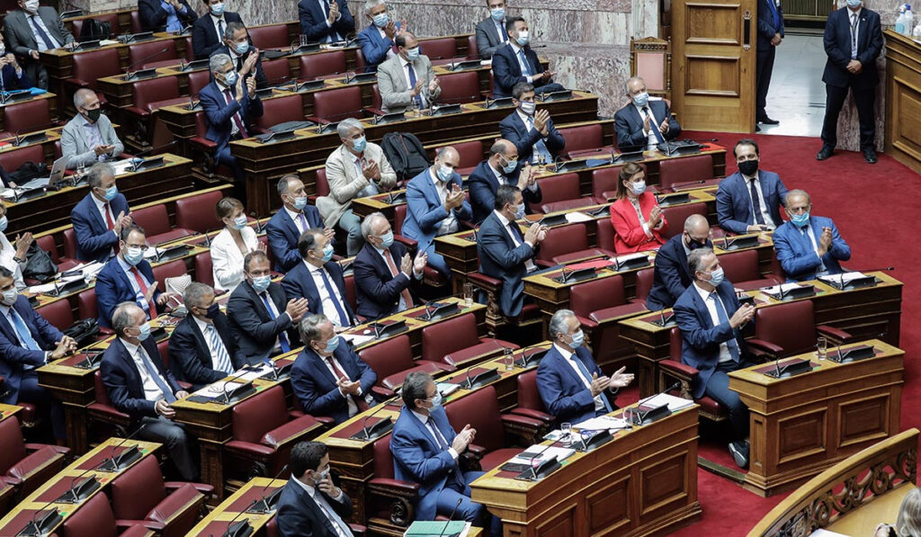 «Όλοι οι βουλευτές της ΝΔ είναι εμβολιασμένοι», ξεκαθαρίζει ο Οικονόμου