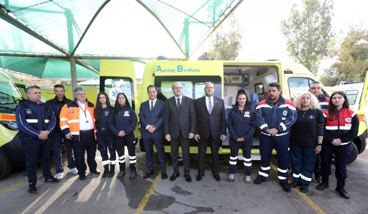 Παράδοση 10 νέων ασθενοφόρων στο ΕΚΑΒ από το Υπουργείο Οικονομικών