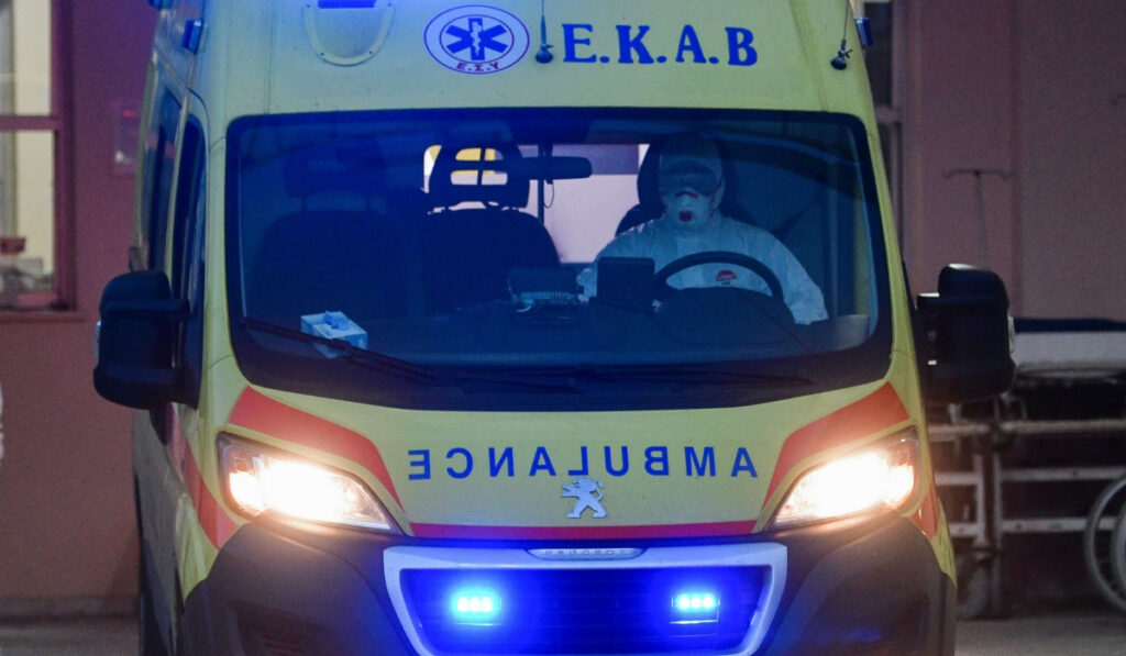 Βούλα: Σοβαρό τροχαίο στην παραλιακή – Τυλίχθηκε στις φλόγες αυτοκίνητο