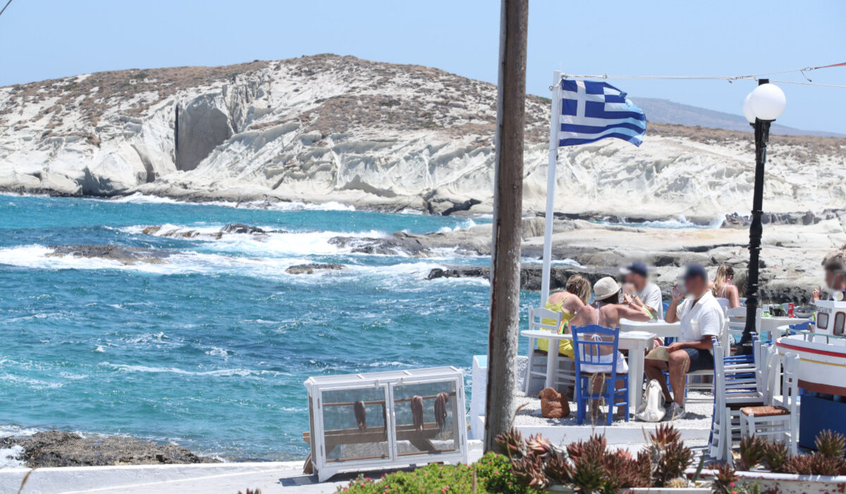 Σκάνδαλο με την άδεια για ξενοδοχείο στο Σαρακήνικο Μήλου: Πετάει το «μπαλάκι» στην Πολεοδομία το υπουργείο Τουρισμού