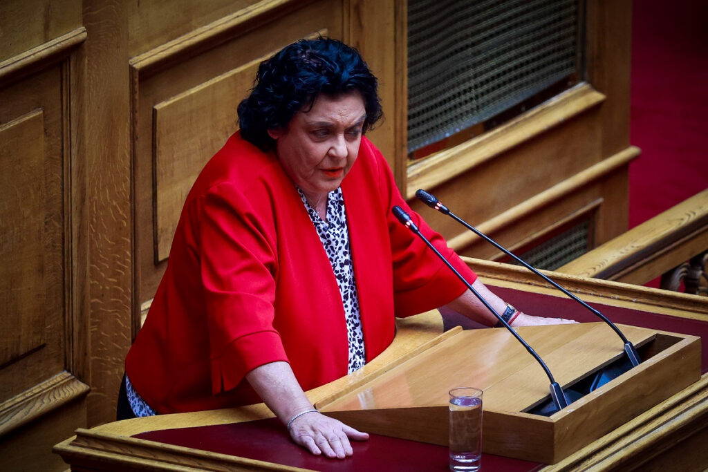 «Αντιγόνη στη Χάγη»: Η Λιάνα Κανέλλη αναψηλαφεί τη δίκη Μιλόσεβιτς – Με την Αλέκα Παπαρήγα