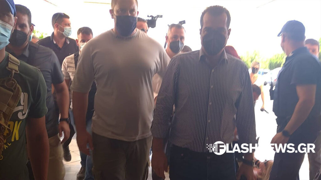 Έντονες αποδοκιμασίες Πλεύρη στα Χανιά από υγειονομικούς που είναι σε αναστολή
