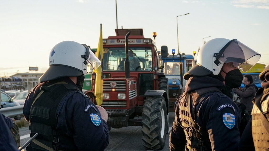 Παραμένουν τα τρακτέρ στη Νίκαια της Λαρισας – Τι θα αποφασίσουν οι αγρότες