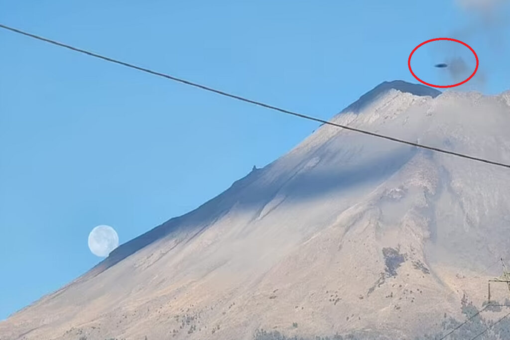 Ηφαίστειο μοιάζει να ξερνάει «UFO»: Η φωτογραφία που έγινε viral