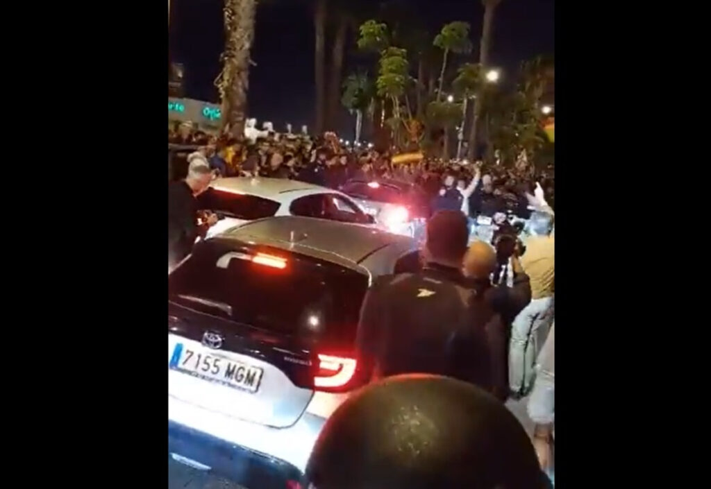 Εξαγριωμένοι διαδηλωτές εγκλώβισαν Σάντσεθ και Σολτς στη Μάλαγα – Δείτε βίντεο