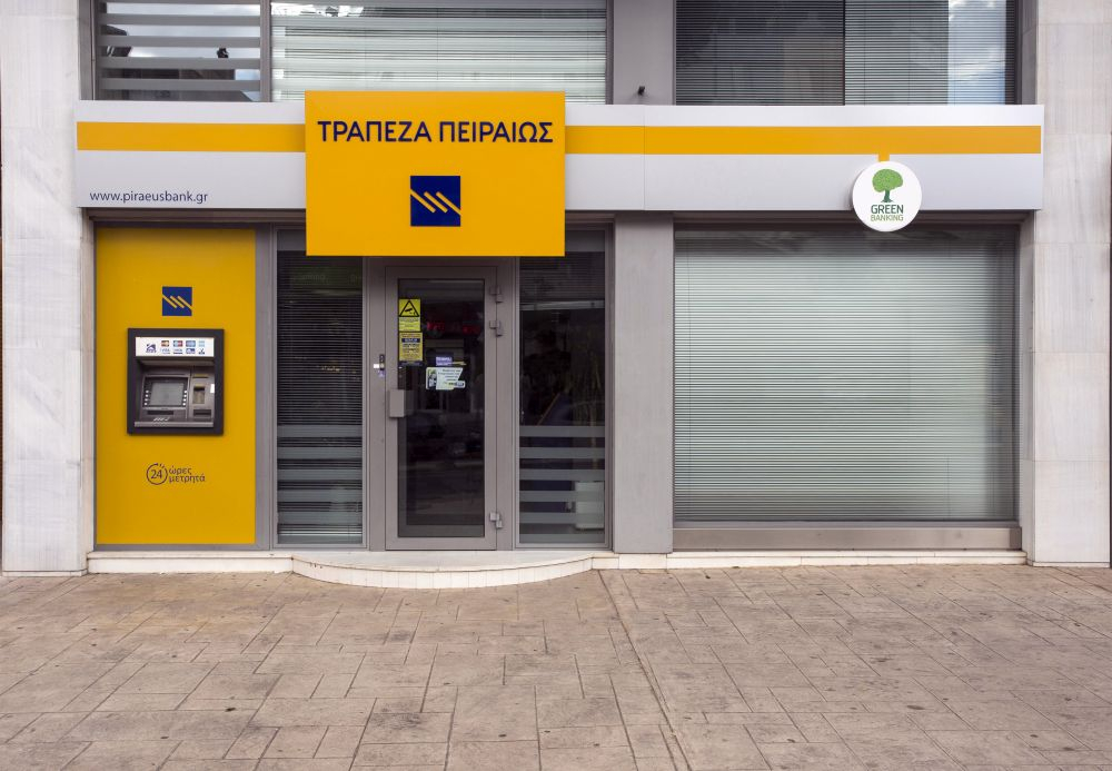 Στα «κάγκελα» οι εργαζόμενοι της Πειραιώς