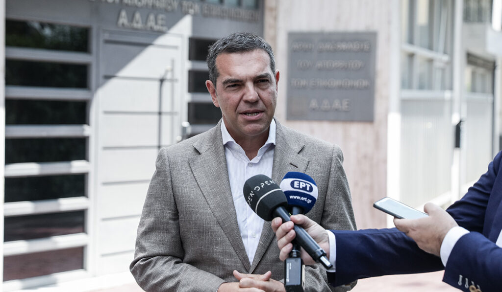 Ο Τσίπρας στην ΑΔΑΕ για τις υποκλοπές, μία μέρα πριν τη σύγκρουση με Μητσοτάκη στη Βουλή