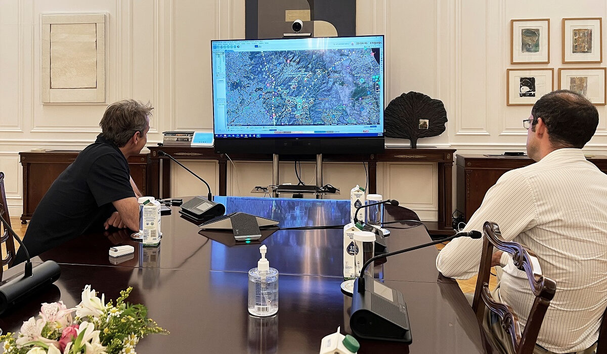 Η ενημέρωση του πρωθυπουργού για τη φωτιά στην Πεντέλη