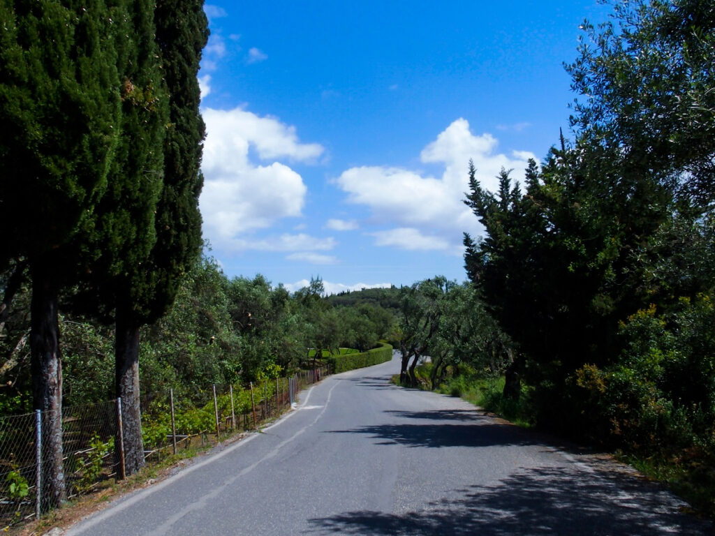 Μωρό μπουσουλούσε ολομόναχο στην Ελασσόνα μέσα στον δρόμο