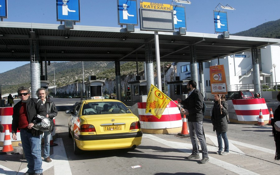 Μποτιλιάρισμα στην Αττική οδό από… τις βουτιές